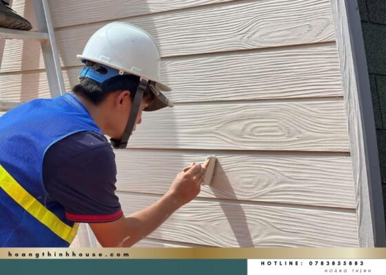 Nhân công cẩn thận sơn bề mặt thanh cemboard giả gỗ