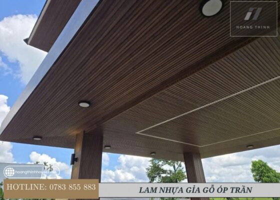 Ban công, mái hiên được ứng dụng lam nhựa giả gỗ